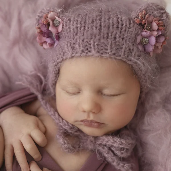 Neugeborenes in zartem Lila