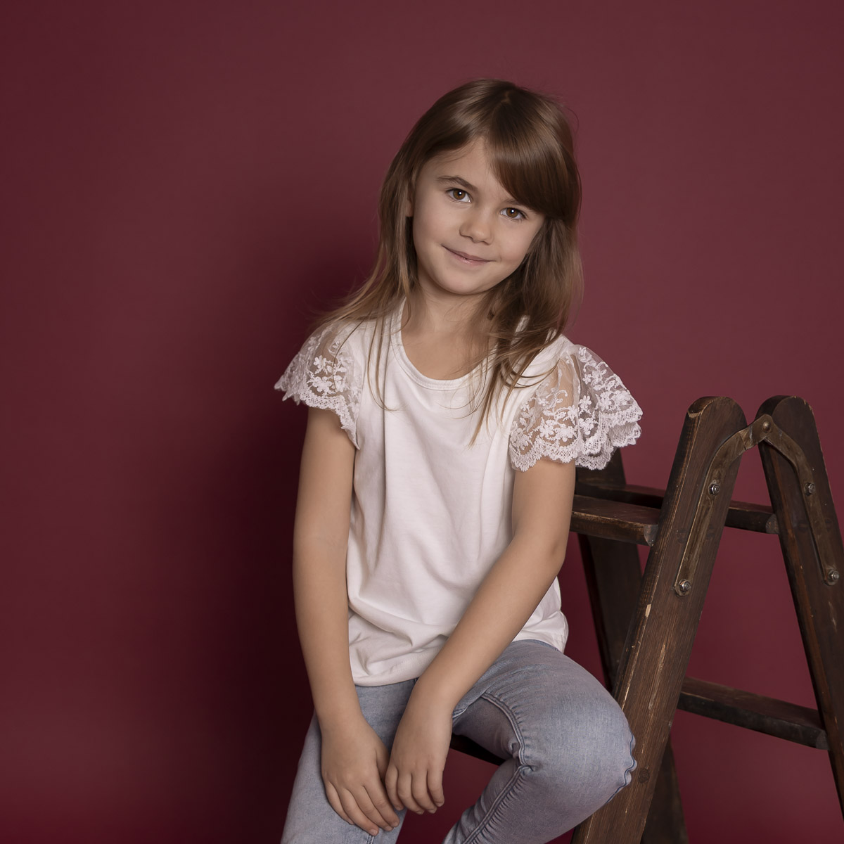 Kinderfotografie Traube Maedchen Kinderfotografie eines Mädchens vor traubefarbenem Hintergrund